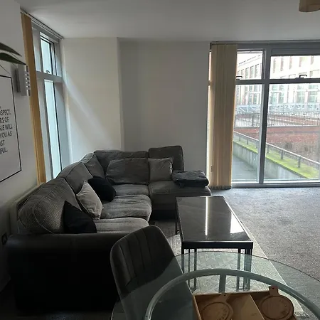 Two Bedroom Apartment In The Heart Of The City-2